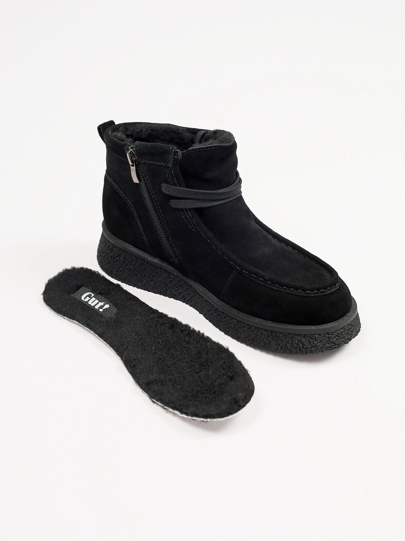 Ботинки черного цвета из натуральной замшы на средней платформе